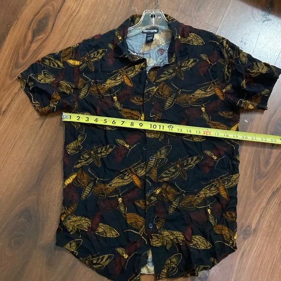 NEW MEN'S HOT TOPIC GRUNGE MOTH WOVEN BUTTON-UP SHIRT SZ M SKULLS